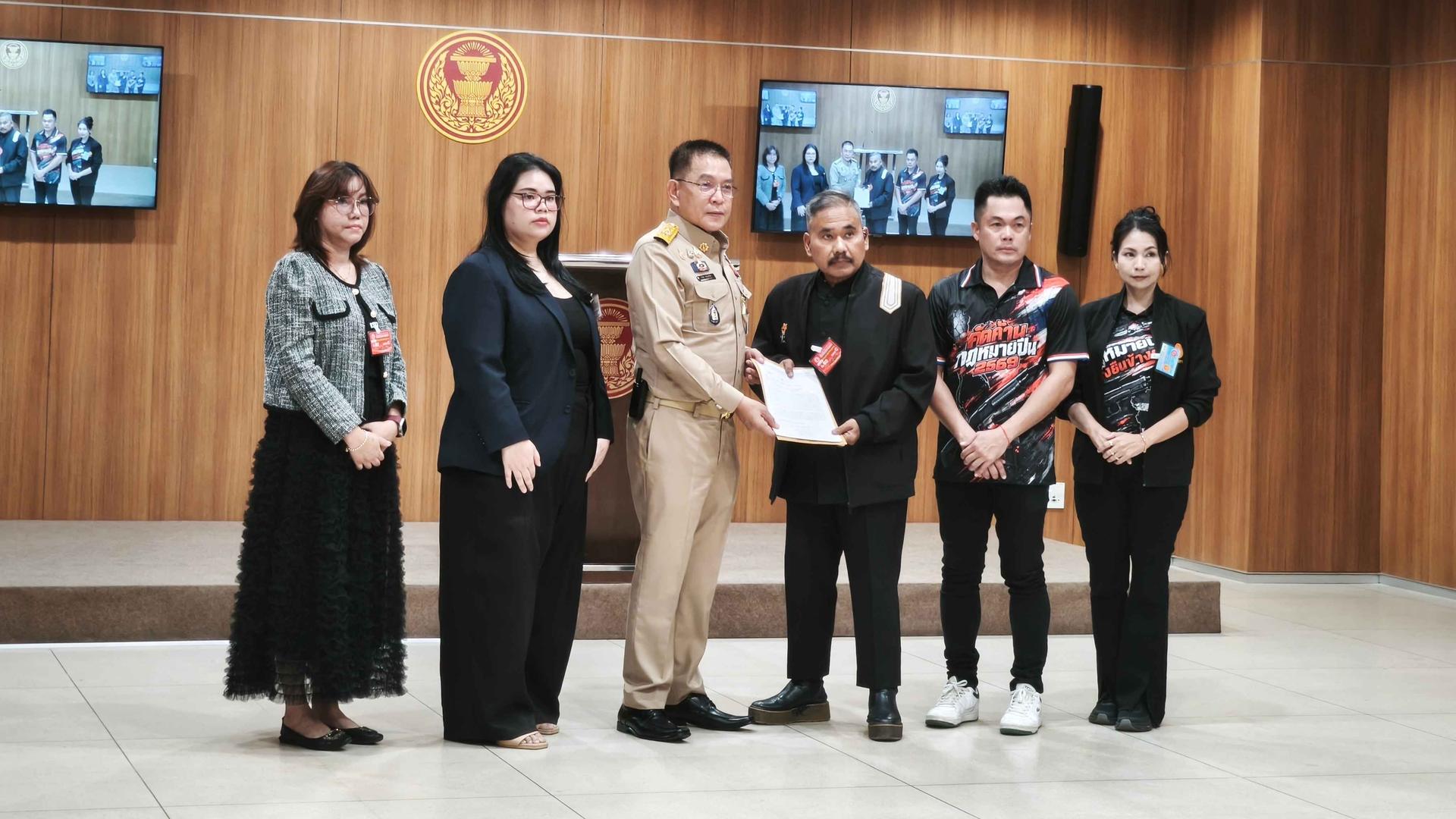 สส.ราเชน พรรคทางเลือกใหม่ รับหนังสือขอให้ตรวจสอบแนวทางแก้กฎหมายอาวุธปืน หวั่นกระทบสิทธิประชาชนครอบครองปืนถูกกฎหมาย